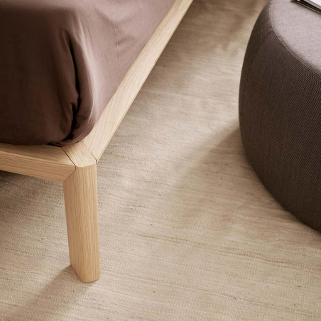 Detalle de la pata en madera maciza de la Cama Bora de Treku