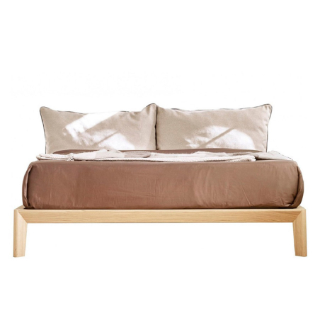 Cama Bora de Treku, con estructura en madera maciza recubierta con chapa natural y dos cojines