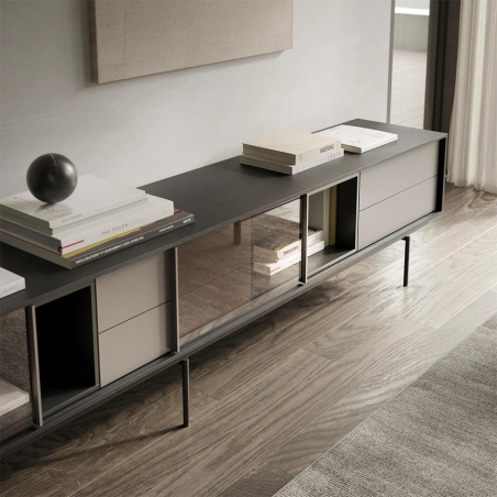 Detalle de los módulos con puerta corredera de cristal del Aparador Aura 22, de Treku