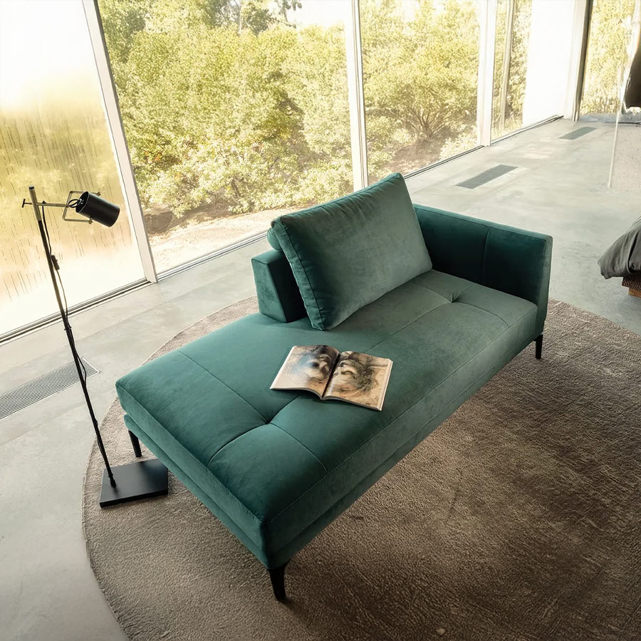 Sofá MK. 1470 Bench de la firma Moorki en tapizado cassat 11 y vista en ambiente interior.