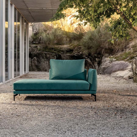 Sofá MK. 1470 Bench de la firma Moorki en tapizado cassat 11 y vista frontal en ambiente exterior.