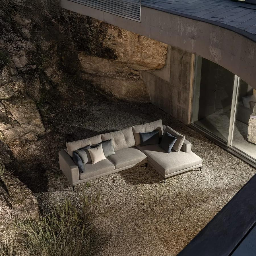 Chaiselongue Mk.1110 de la firma de diseño Moorki en acabado gris y vista en ambiente exterior.