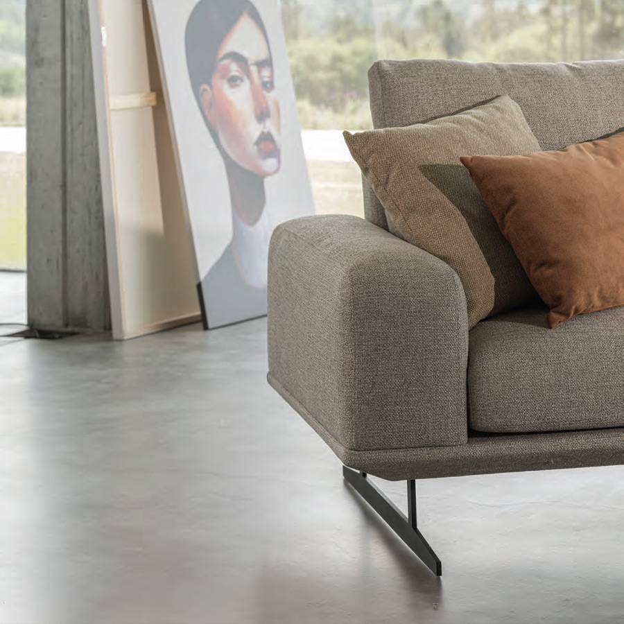 Chaiselongue Mk.1600 de la firma Moorki en acabado gris y vista detalle de la pata.
