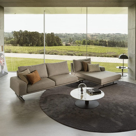 Chaiselongue Mk.1600 de la firma de diseño Moorki en acabado gris y vista ambiente.