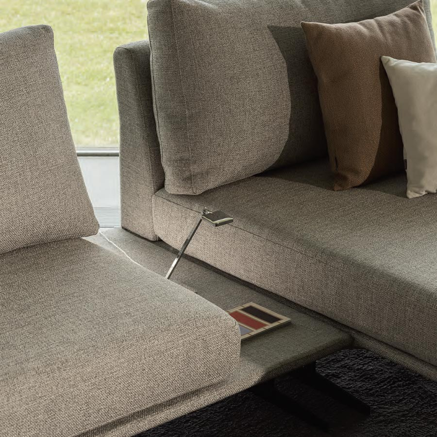Chaiselongue Mk.1600 de la firma Moorki en acabado gris y vista detalle del separador.