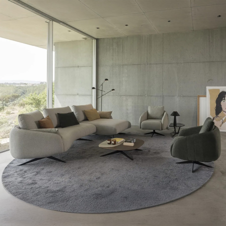 Sofá con chaiselongue MK. 1801 de la firma de diseño Moorki, en acabado Goya 51 y vista ambiente.