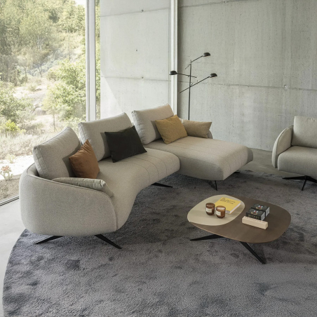 Sofá con chaiselongue MK. 1801 de Moorki en acabado Goya 51 y vista detalle en ambiente.
