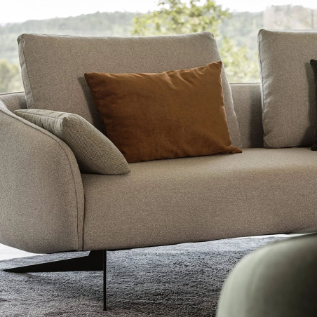 Sofá con chaiselongue MK. 1801 de Moorki, en acabado Goya 51 y vista detalle del asiento.