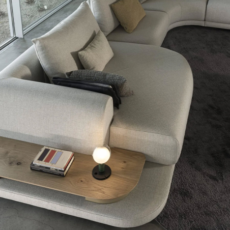 Chaiselongue MK. 1991 de la firma Moorki,con líneas redondas y suaves y vista detalle de la mesa de madera.