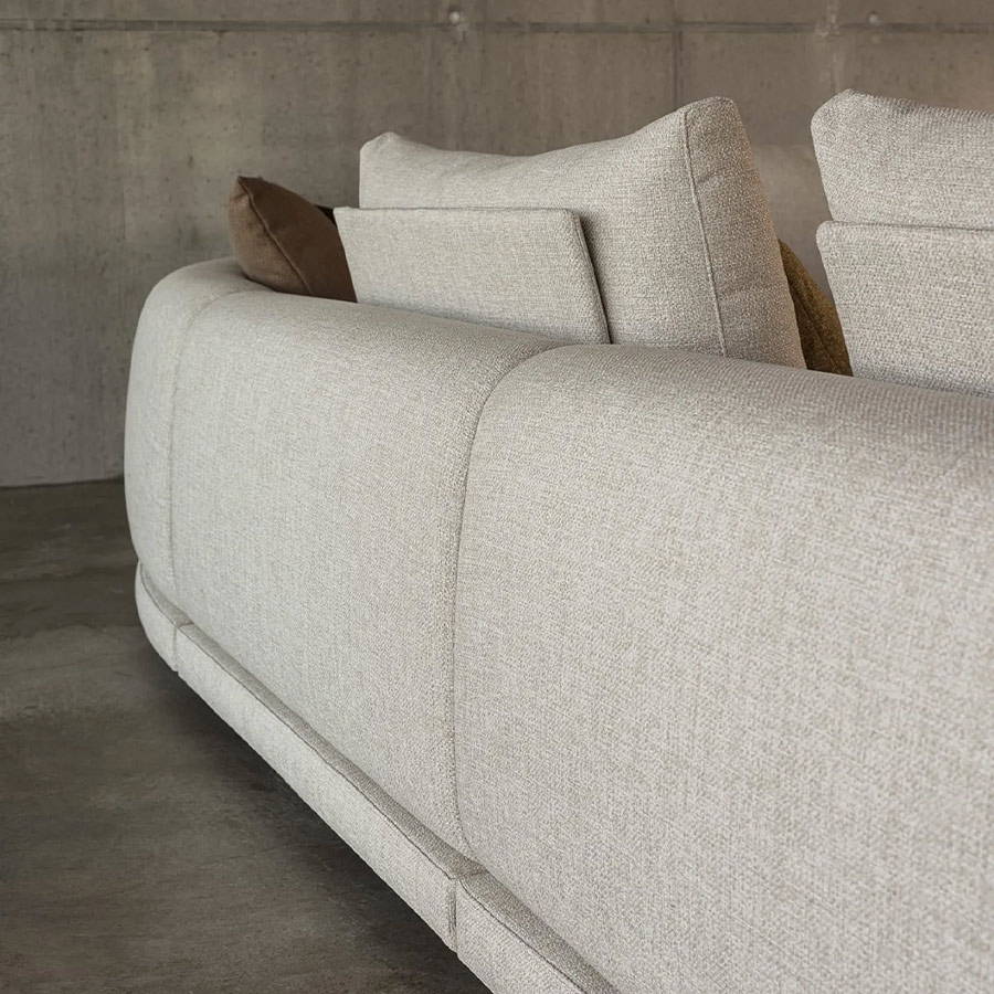 Chaiselongue MK. 1991 de la firma Moorki, con lineas redondas y vista detalle del respaldo.