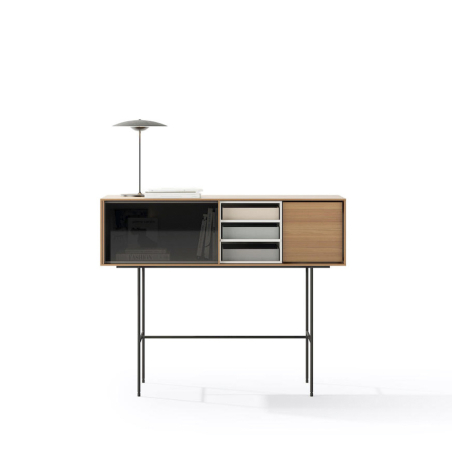 Consola Aura 6 de Treku, con módulo diáfano compartimentado con puerta corredera y un módulo con puerta batiente