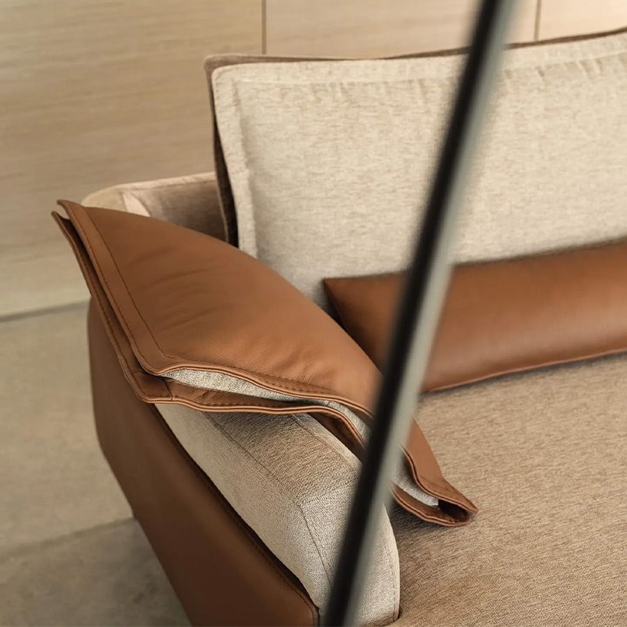 Chaiselongue MK. 1230 de la firma Moorki, de diseño moderno y vista detalle del brazo.