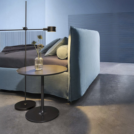 Cama Edo de la firma Twils en acabado azul y vista detalle del cabezal.