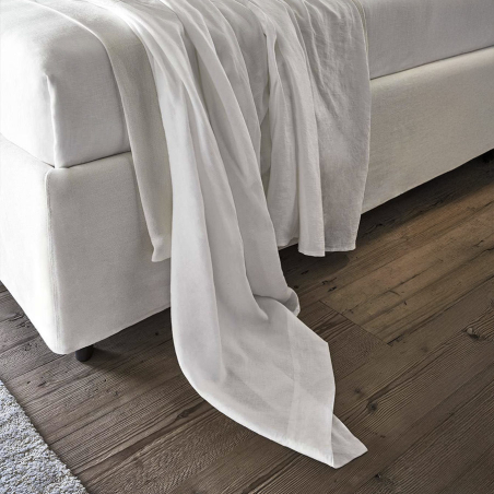 Cama Edo de la firma de diseño Twils en acabado blanco y vista detalle del tapizado.
