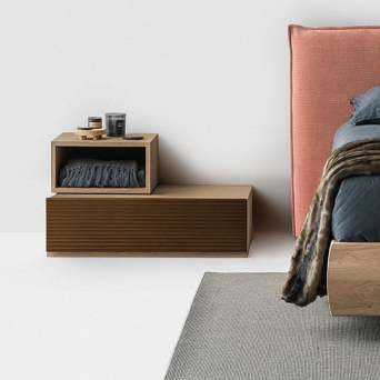 Mesita de noche Brick cubo, de Devina Nais, en madera maciza y chapa de roble