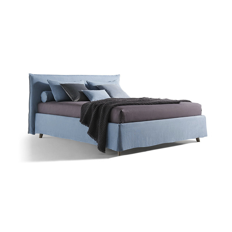 Cama Edo de la firma italiana Twils de diseño moderno y acabado azul.