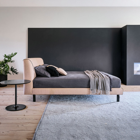 Cama Ès de la firma de diseño Twils en acabado crema y vista lateral.