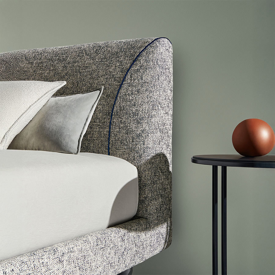 Cama Ès de la firma italiana Twils en acabado gris y vista detalle del cabezal.