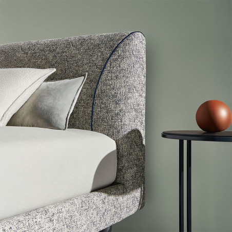 Cama Ès de la firma italiana Twils en acabado gris y vista detalle del cabezal.