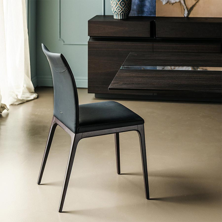 Silla Arcadia de Cattelan Italia, con patas haya teñida wengue y tapizado piel ardesia
