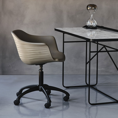 Butaca giratoria Indy de Cattelan Italia, acabado de las patas nylon negro y asiento lino P02, en ambiente oficina