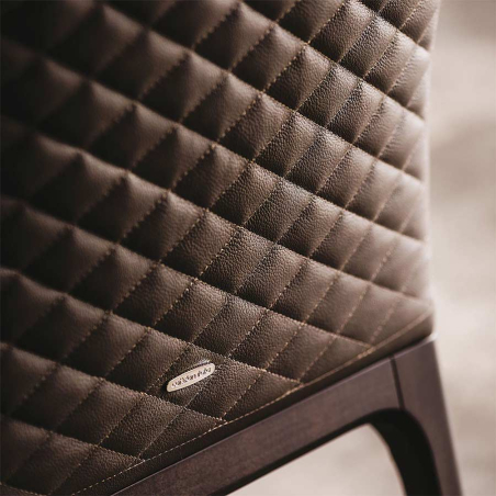 Detalle del respaldo exterior acolchado de la Silla Arcadia Couture de Cattelan Italia
