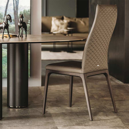 Silla Arcadia Couture, de Cattelan Italia con patas de madera y respaldo exterior acolchado