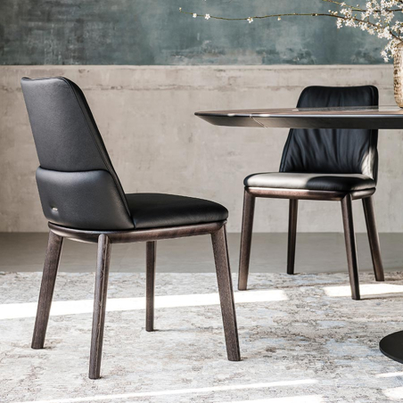 Silla Belinda de Cattelan Italia con patas fresno barnizado roble ahumado y tapizado negro