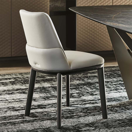 Detalle del respaldo tapizado en blanco de la Silla Belinda de Cattelan Italia