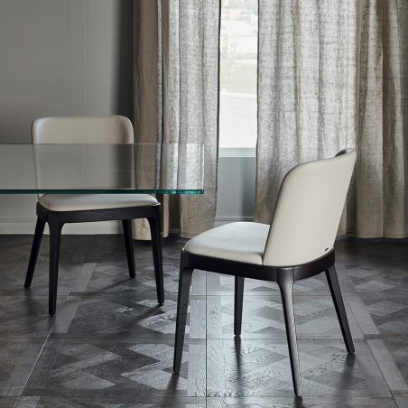 Silla Magda de Cattelan Italia, en ambiente de salón, acabado estructura fresno barnizado negro y tapizado blanco
