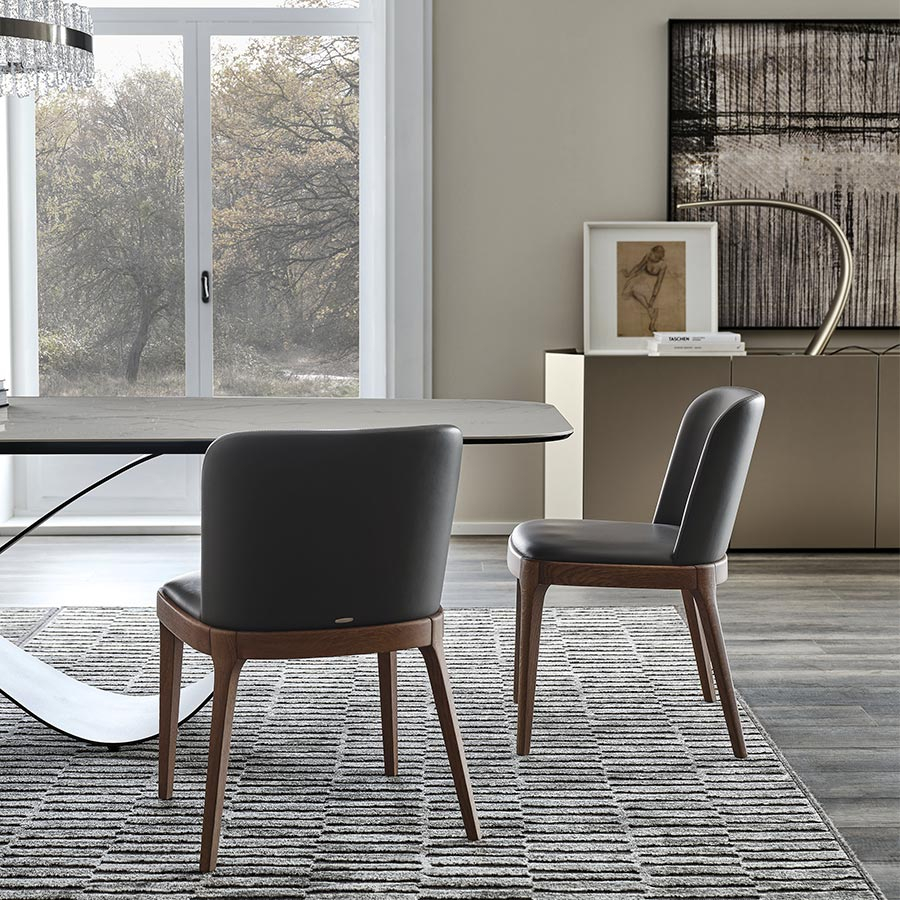 Vista perfil y trasera de la Silla Magda de Cattelan Italia, junto a mesa de comedor