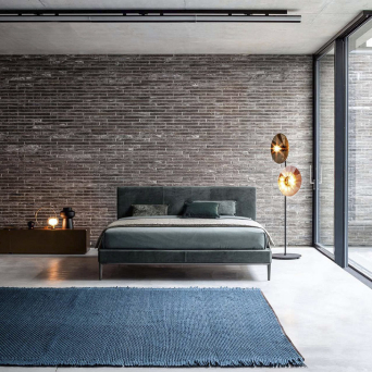 Cama Max de la firma de diseño Twils en acabado beige y vista escorzada. 2
