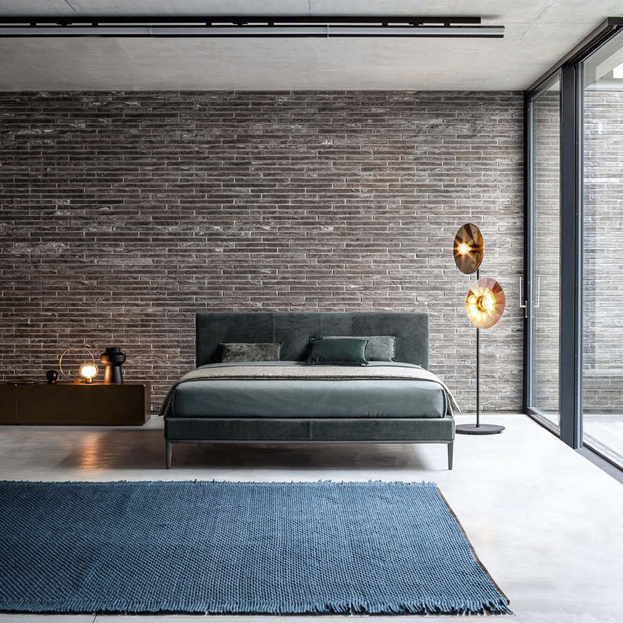 Cama Max de la firma de diseño Twils en acabado azul y vista frontal en ambiente.
