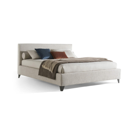 Cama Max de la firma de diseño Twils en acabado beige y vista escorzada.