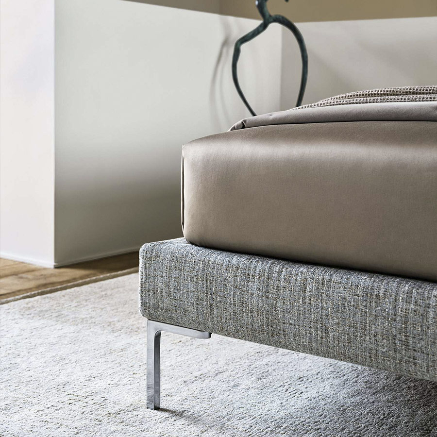 Cama Max de la firma de diseño Twils en acabado gris y vista detalle de la base.