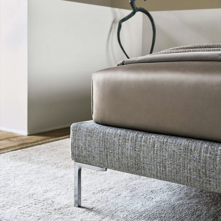 Cama Max de la firma de diseño Twils en acabado gris y vista detalle de la base.