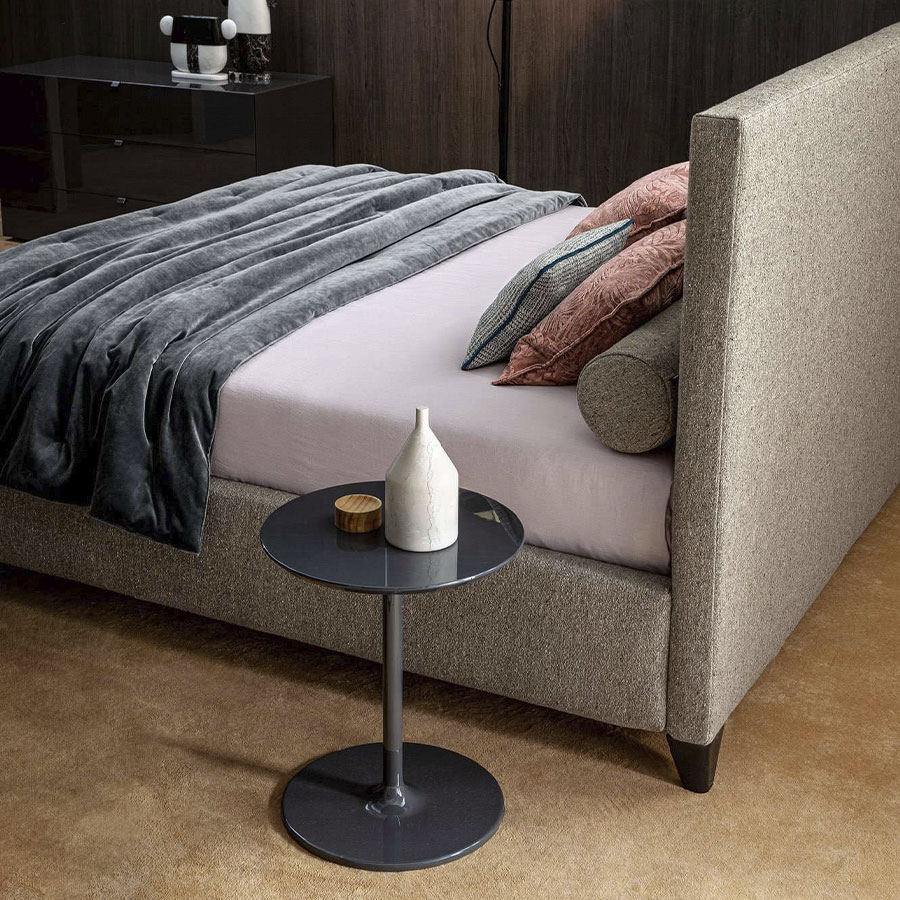 Cama Max de la firma de diseño italiana Twils en acabado crema y vista detalle del tapizado.