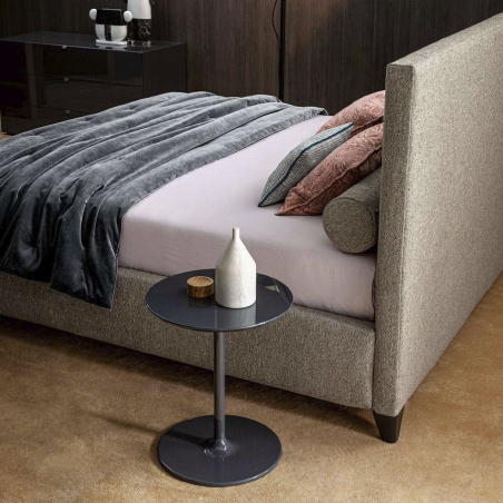 Cama Max de la firma de diseño italiana Twils en acabado crema y vista detalle del tapizado.