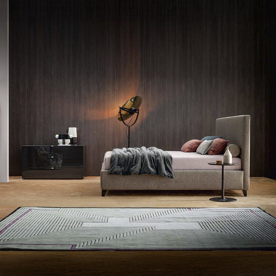 Cama Max de la firma de diseño Twils en acabado beige y vista lateral.