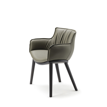Sillón Rhonda de Cattelan Italia, con estructura de fresno barnizado nogal y tapizado en piel