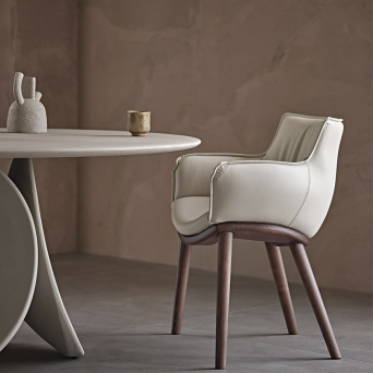 Sillón Rhonda de Cattelan Italia, con estructura de fresno barnizado nogal y tapizado en piel 2