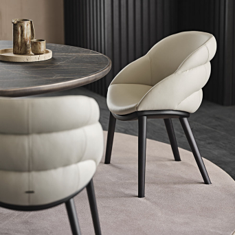 Silla Camilla de Cattelan Italia, con estructura de freno macizo barnizado nogal canaletto y tapizado en piel acabado blanco 2