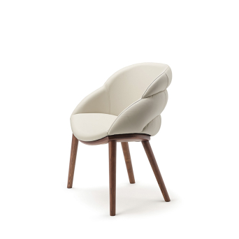Silla Camilla de Cattelan Italia, con estructura de freno macizo barnizado nogal canaletto y tapizado en piel acabado blanco