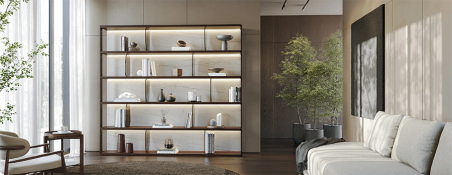 Ambiente con estantería Colline de Evanyrouse, con estructura de madera, trasera porcelánica y separadores de cristal