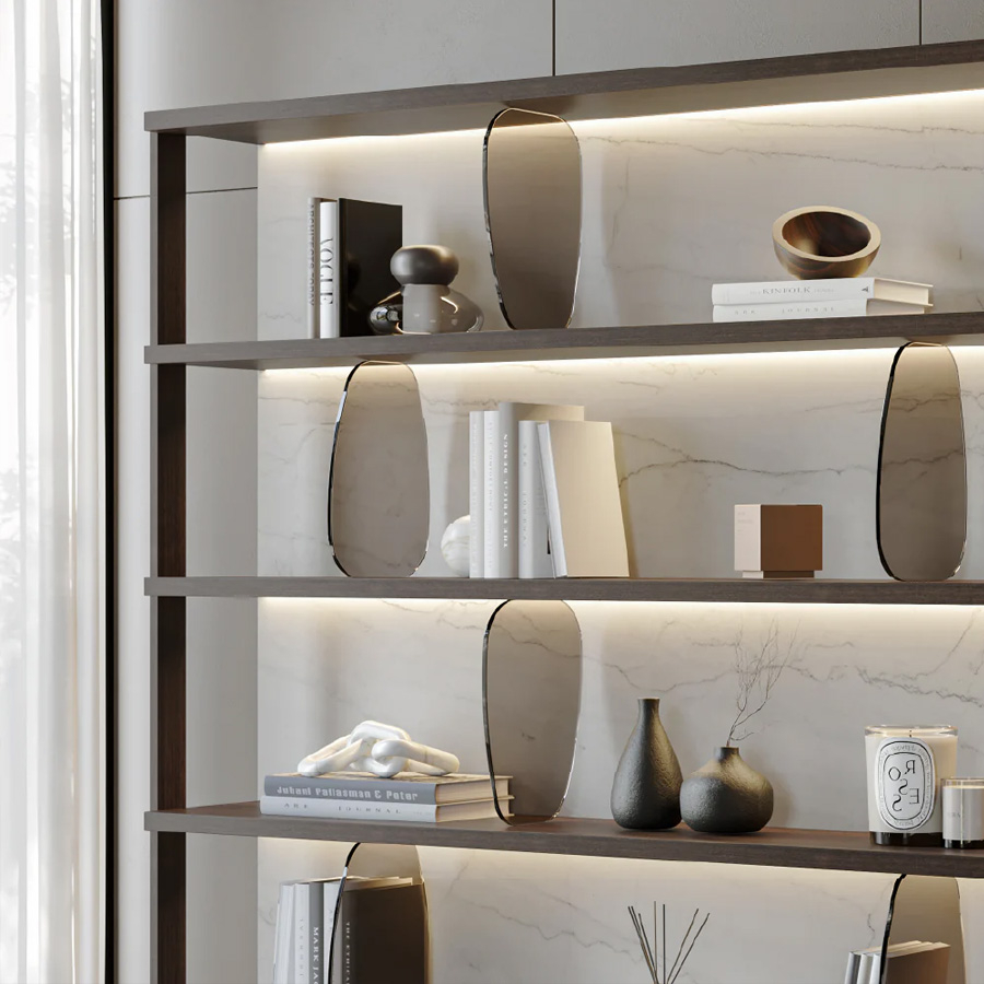 Detalle de la estantería Colline de Evanyrouse, con estructura de madera, trasera porcelánica y separadores de cristal
