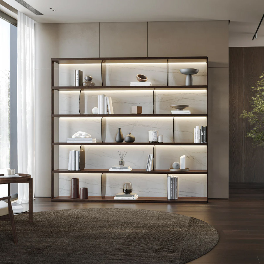 Vista frontal de la estantería Colline de Evanyrouse, con estructura de madera, trasera porcelánica y separadores de cristal