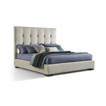 Cama Max Capitonné de la firma de diseño italiano Twils en acabado arena y vista escorzada.