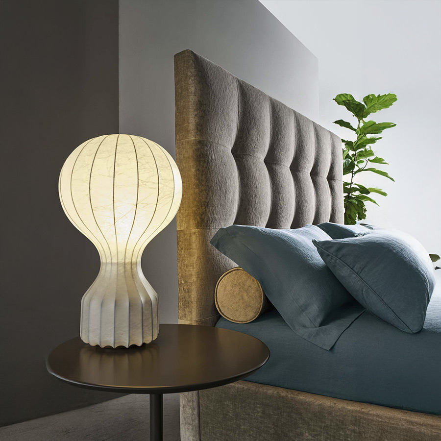 Cama Max Capitonné de la firma de diseño italiano Twils en acabado arena y vista lateral del cabezal.