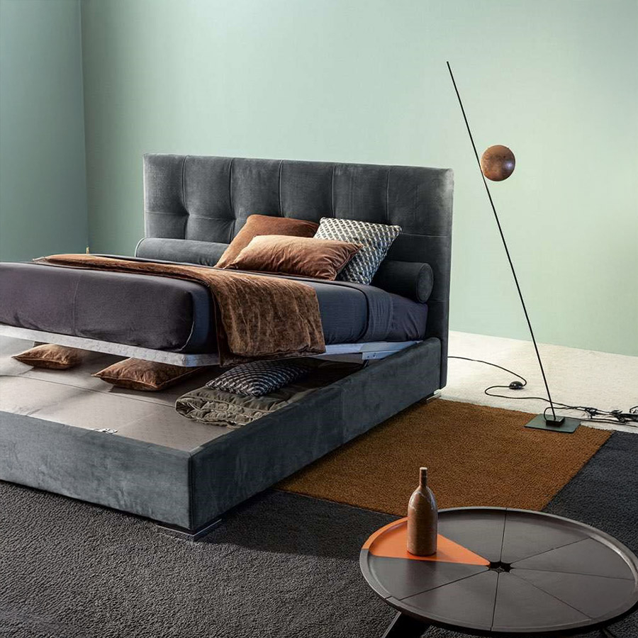 Cama Max Capitonné de la firma de diseño italiano Twils en acabado grafito y canapé abierto.