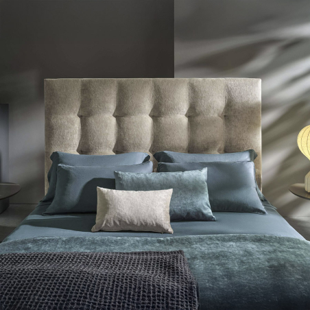 Cama Max Capitonné de la firma de diseño Twils en acabado gris y vista detalle del cabezal.